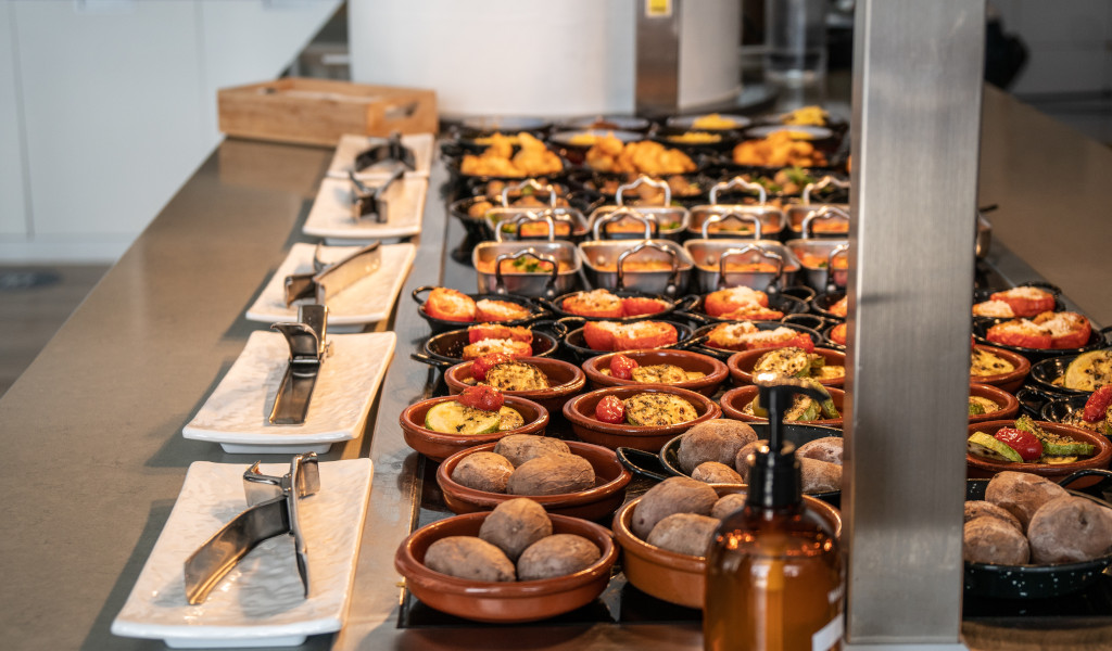 Eine Auswahl an Tapas und Gerichten im Buffet eines Restaurants in Teneriffa.