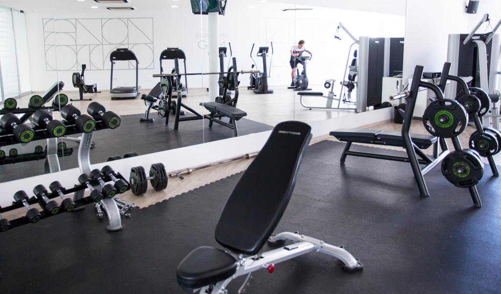 Fitnessraum mit Geräten und Hanteln im Sunnymeade Gym in Tenerife.