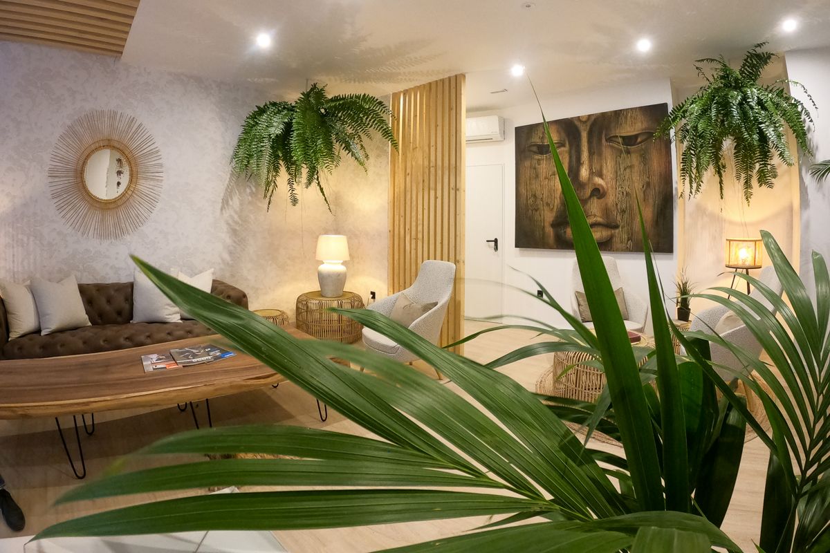 Gemütlicher Warteraum mit Pflanzen und Buddha-Gemälde in einem Hotel in Tenerife.