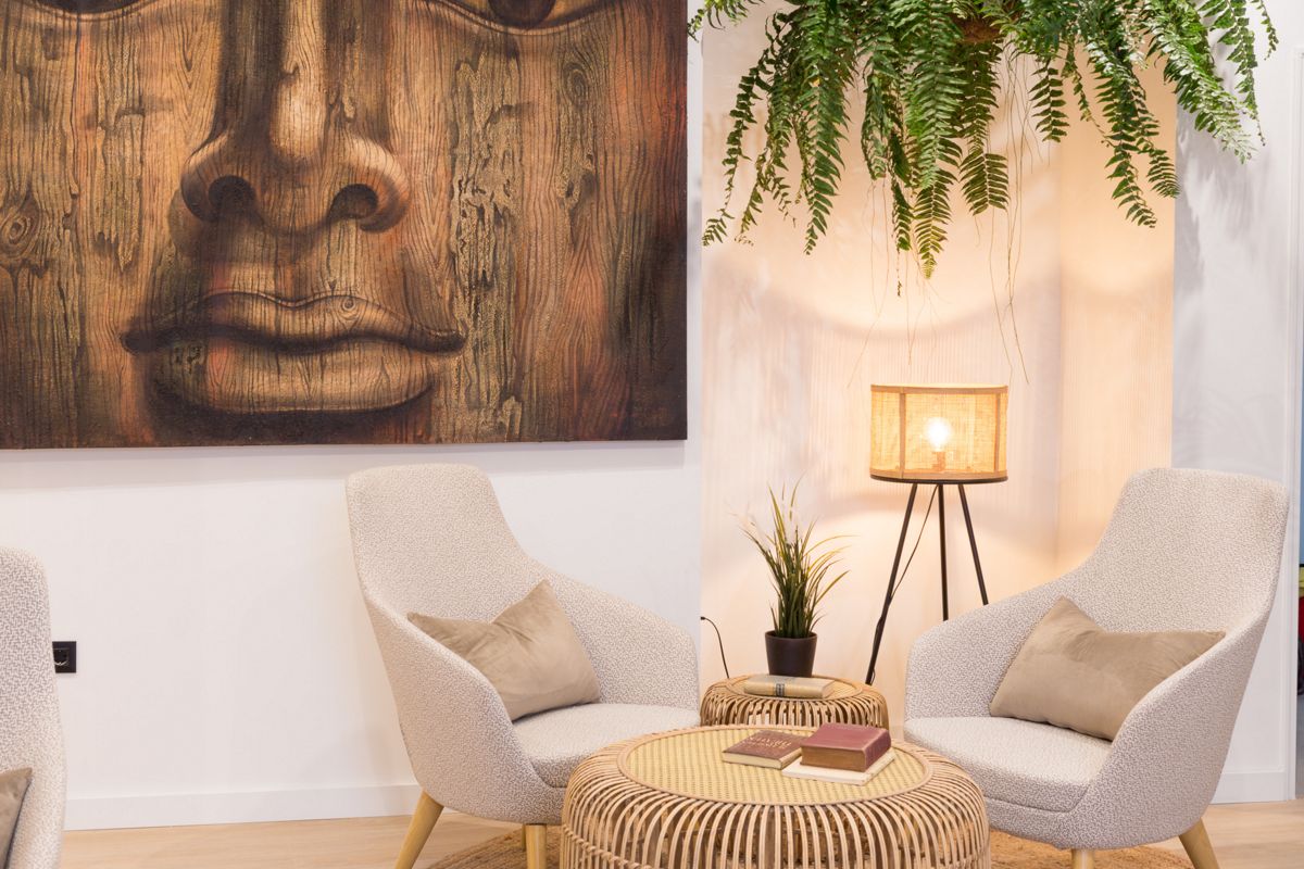 Kunstgemälde und Pflanzen in Lounge, Tenerife Hotel.