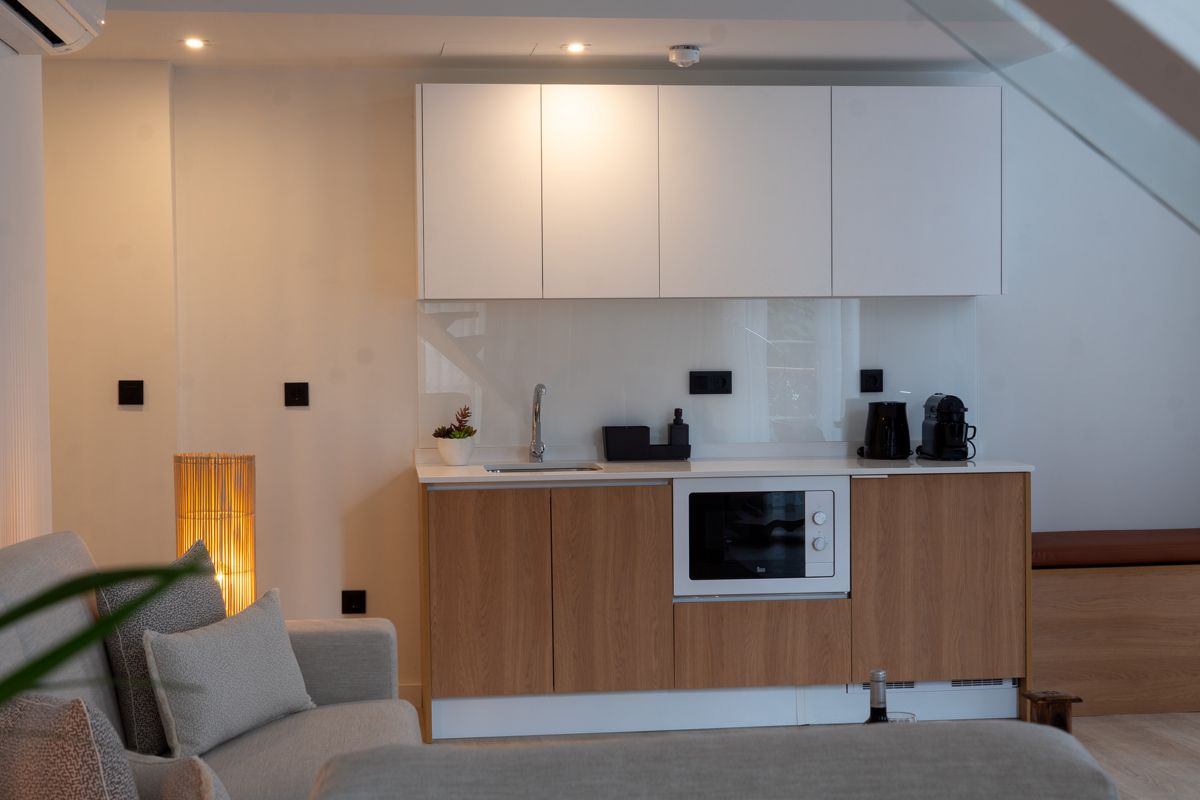Moderne Küchenzeile mit Mikrowelle und Kaffeemaschine in einem Apartment in Puerto de la Cruz.