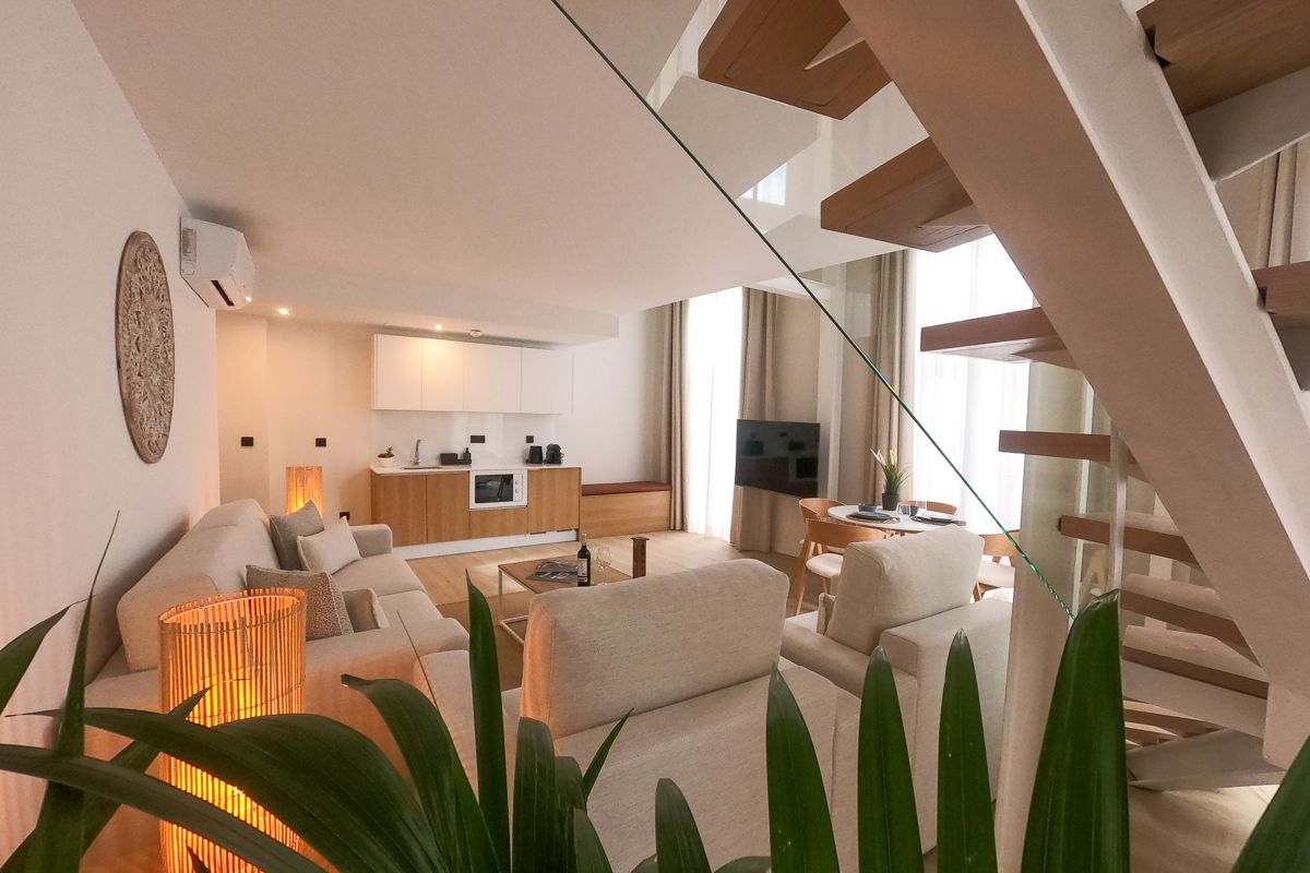 Moderne Wohnung in Teneriffa mit Küche, Wohnzimmer, Treppe und Dekoration.