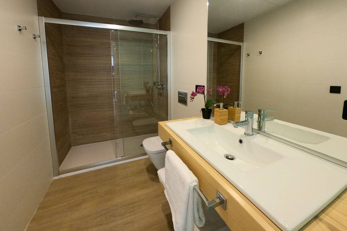 Badezimmer in Tenerife mit Waschbecken, Dusche und WC.
