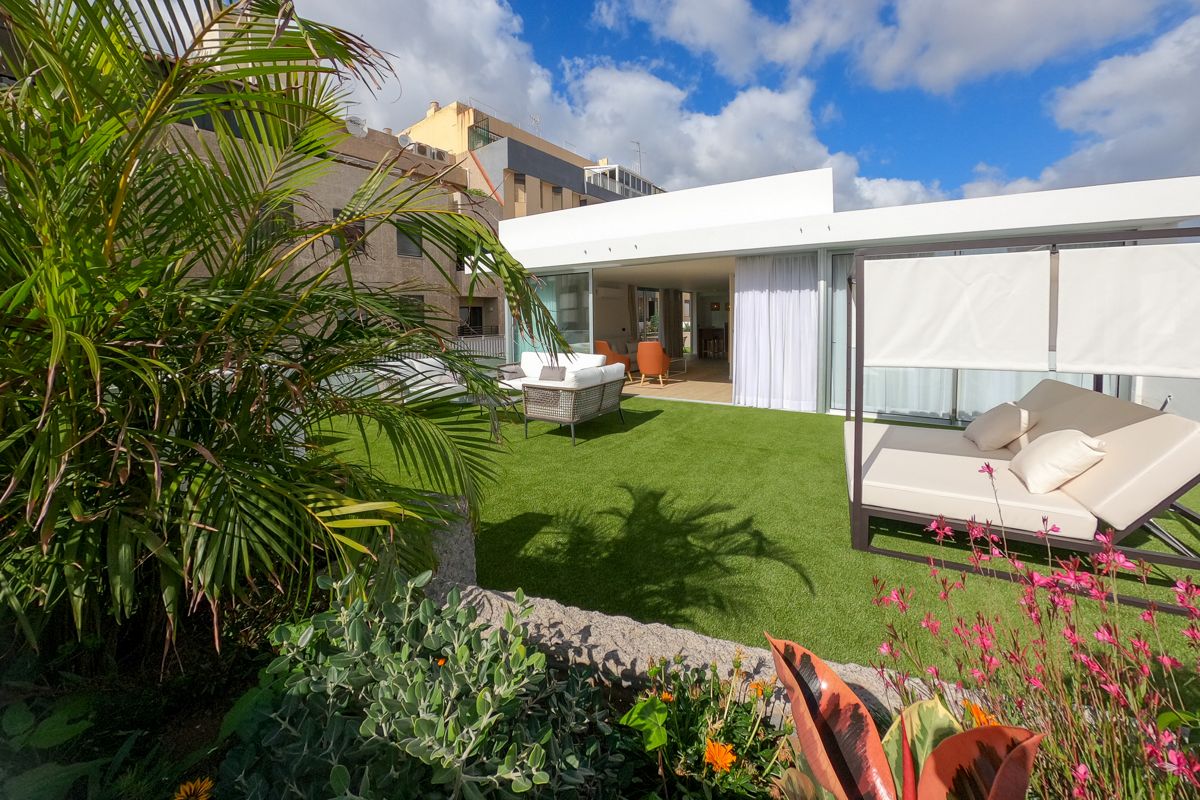 Terrasse mit Liegestühlen und Pflanzen in Santa Cruz de Tenerife.