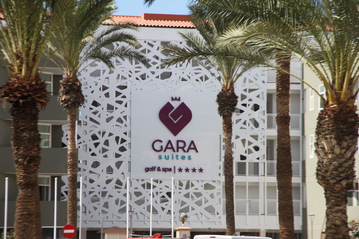 Gara Suites Hotel in Teneriffa mit Palmen im Vordergrund.