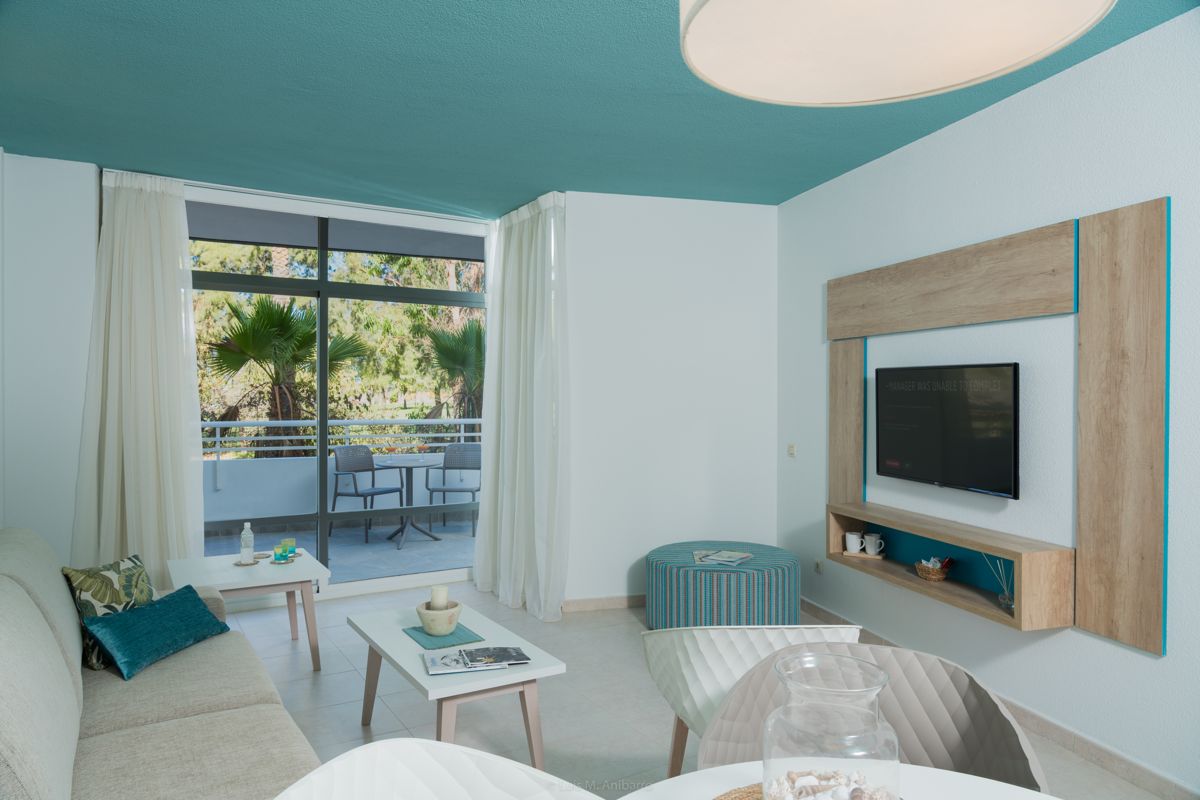Moderner Wohnbereich mit Balkonblick und Palme in Tenerife.