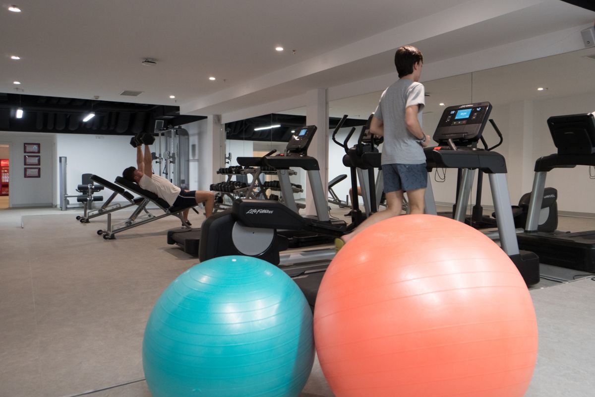 Mann trainiert im Fitnessstudio in La Laguna, Teneriffa, mit Geräten und Gymnastikbällen.