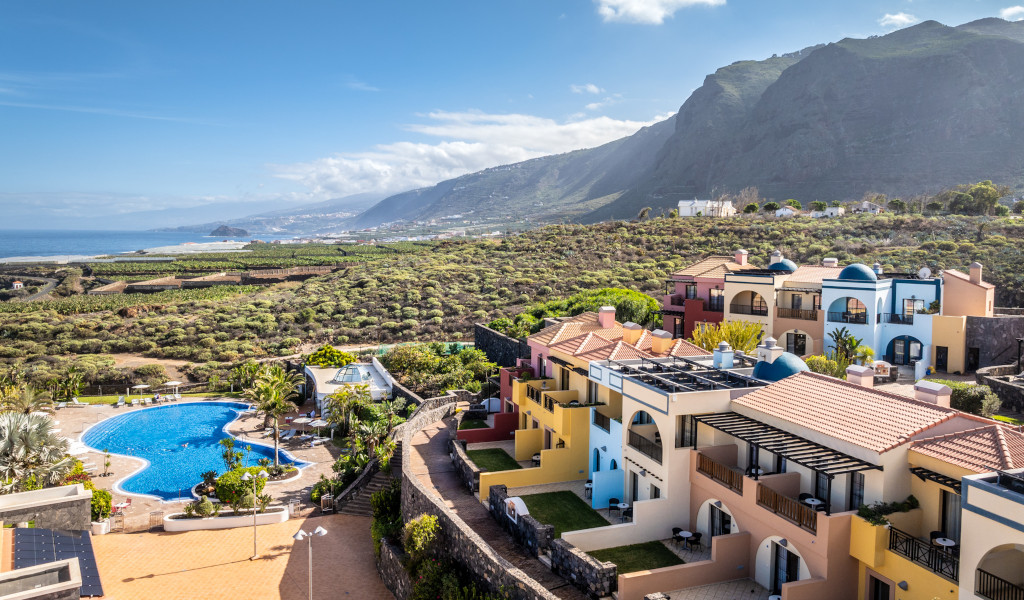 Bunte Gebäude und Pool mit Blick auf Berge und Landschaft in Garachico, Teneriffa.
