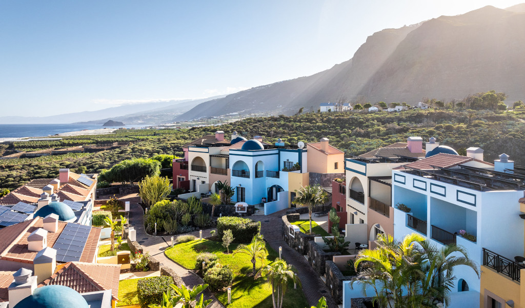 Bunte Gebäude und Landschaft in Los Silos, Teneriffa, im Sonnenlicht.