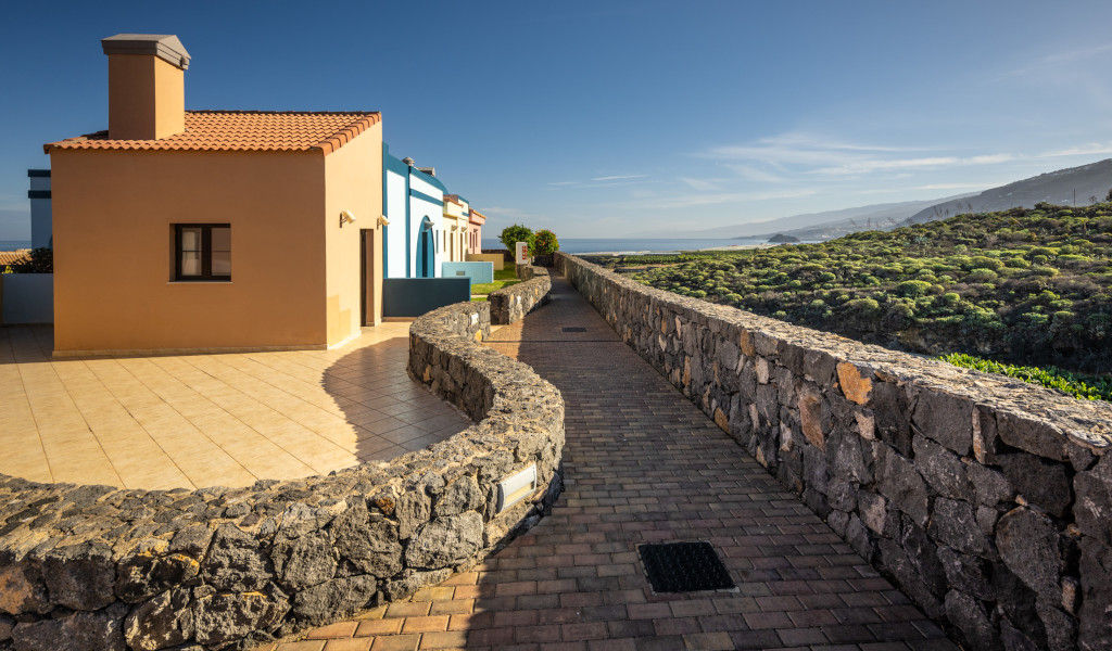 Haus mit Terrakottadach und Küstenblick in Buenavista del Norte, Teneriffa.