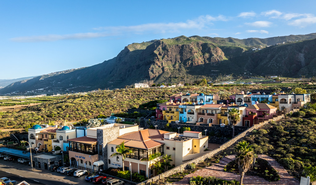 Bunte Gebäude vor Bergen in Buenavista del Norte, Teneriffa.
