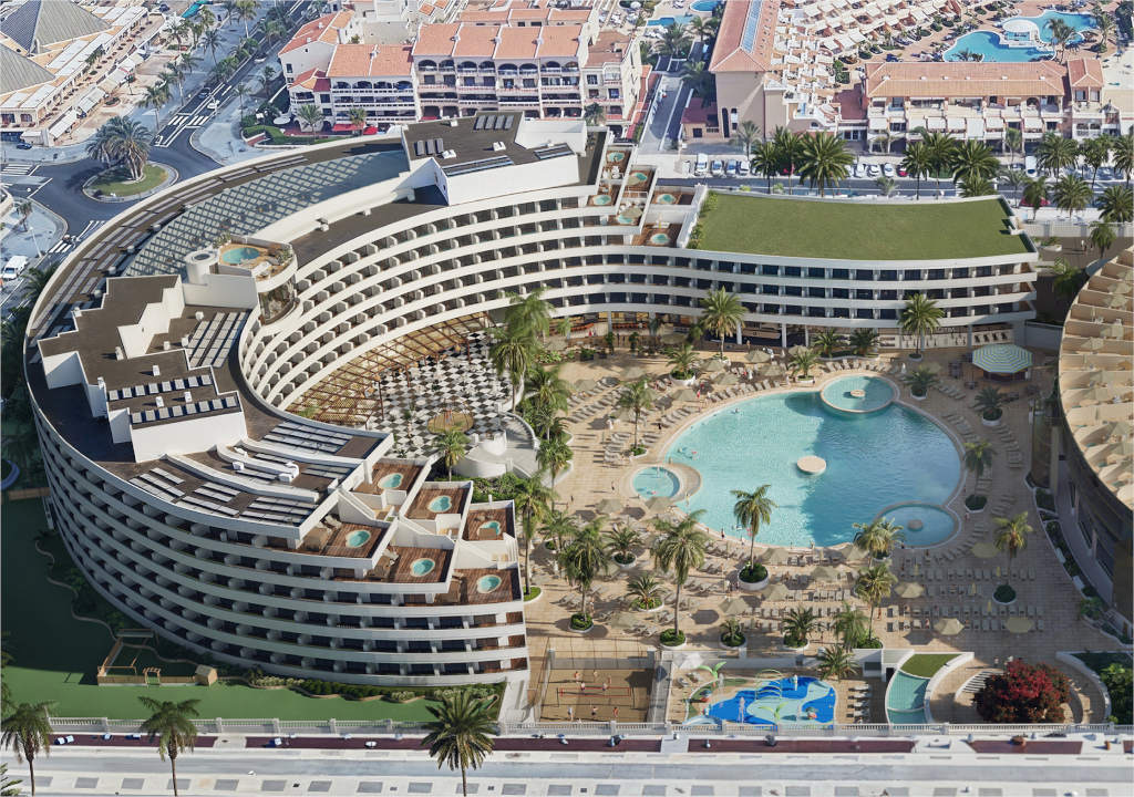 Großes Hotel mit Pool in Playa de las Américas, umgeben von Palmen und Sonnenschirmen.
