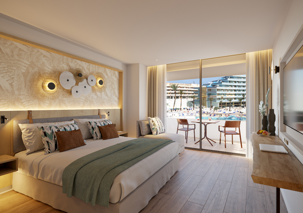 Hotelzimmer mit großem Bett und Balkonblick auf den Pool in Costa Adeje, Teneriffa.