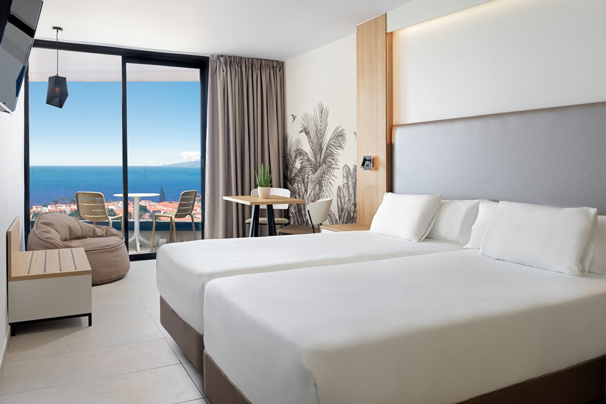 Zweibettzimmer mit Meerblick und Balkon in Puerto de la Cruz, Teneriffa.