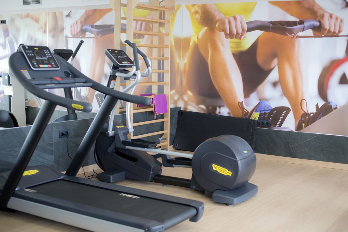Laufband und Heimtrainer im Fitnessstudio in Teneriffa.