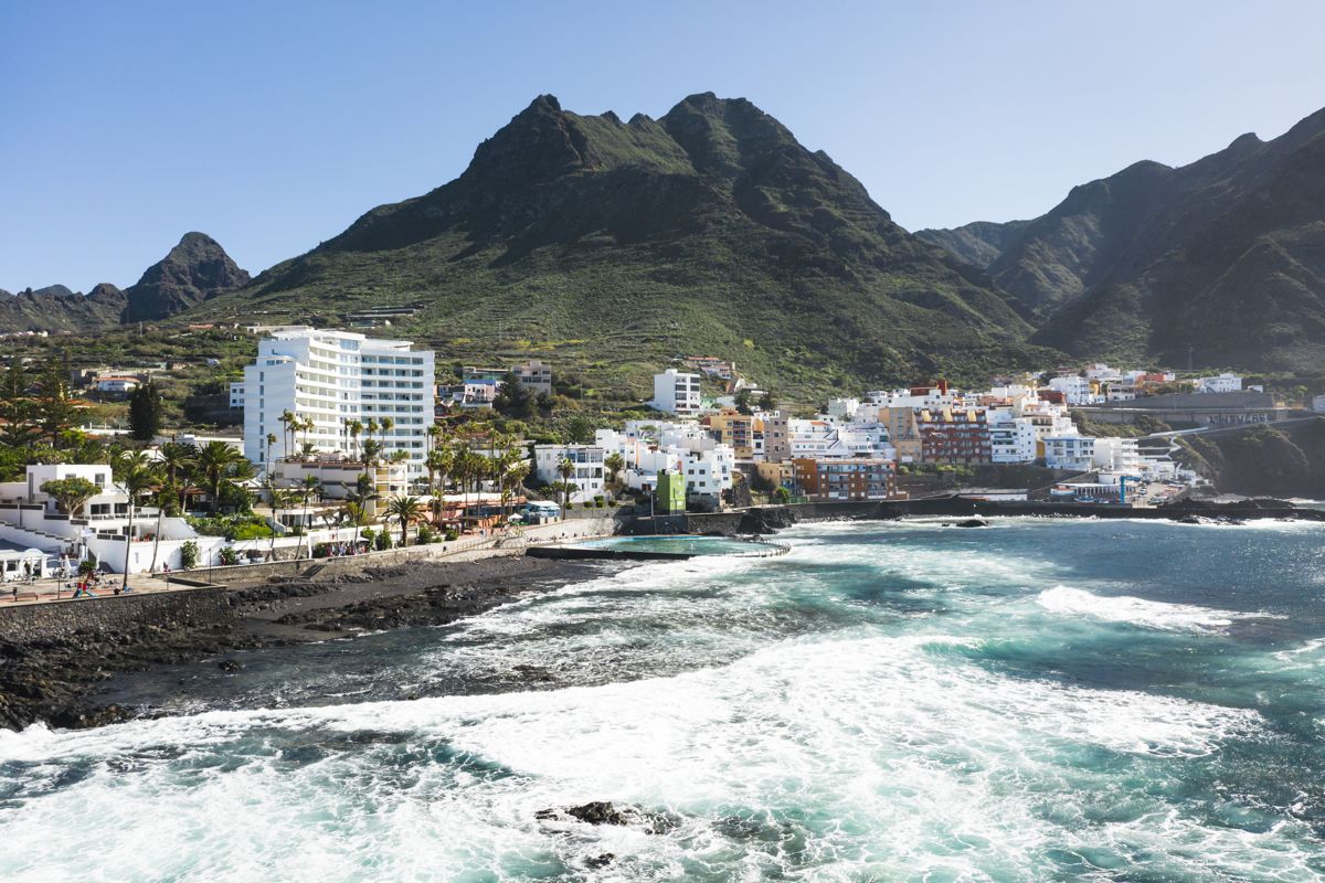 Küstenort und Berge in Taganana, Teneriffa.