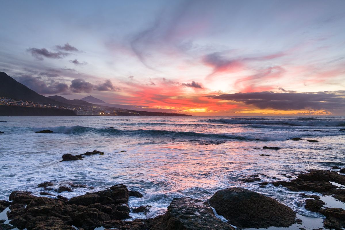 Sonnenuntergang am Strand von Puerto de la Cruz mit Blick auf das Meer und den Himmel.