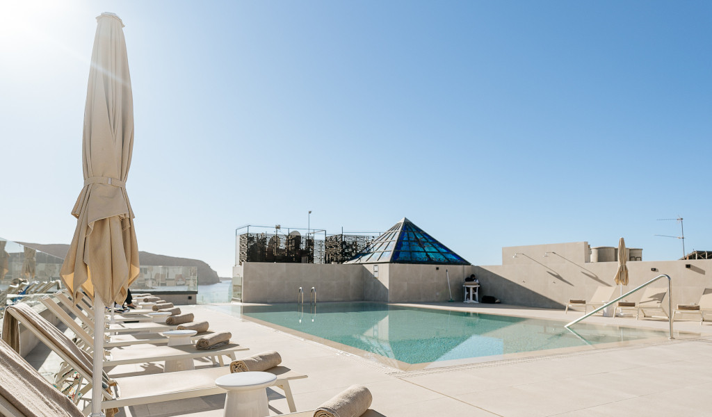 Sonnenliegen und Pool mit Glasdach in Los Cristianos, Teneriffa.