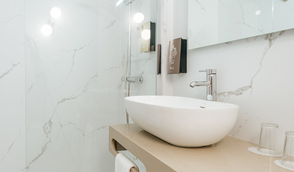 Waschbecken mit moderner Armatur im Hotelbad in Santa Cruz de Tenerife.