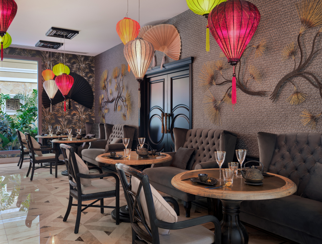 Sitzbereich eines Restaurants in Tenerife mit hängenden Laternen.