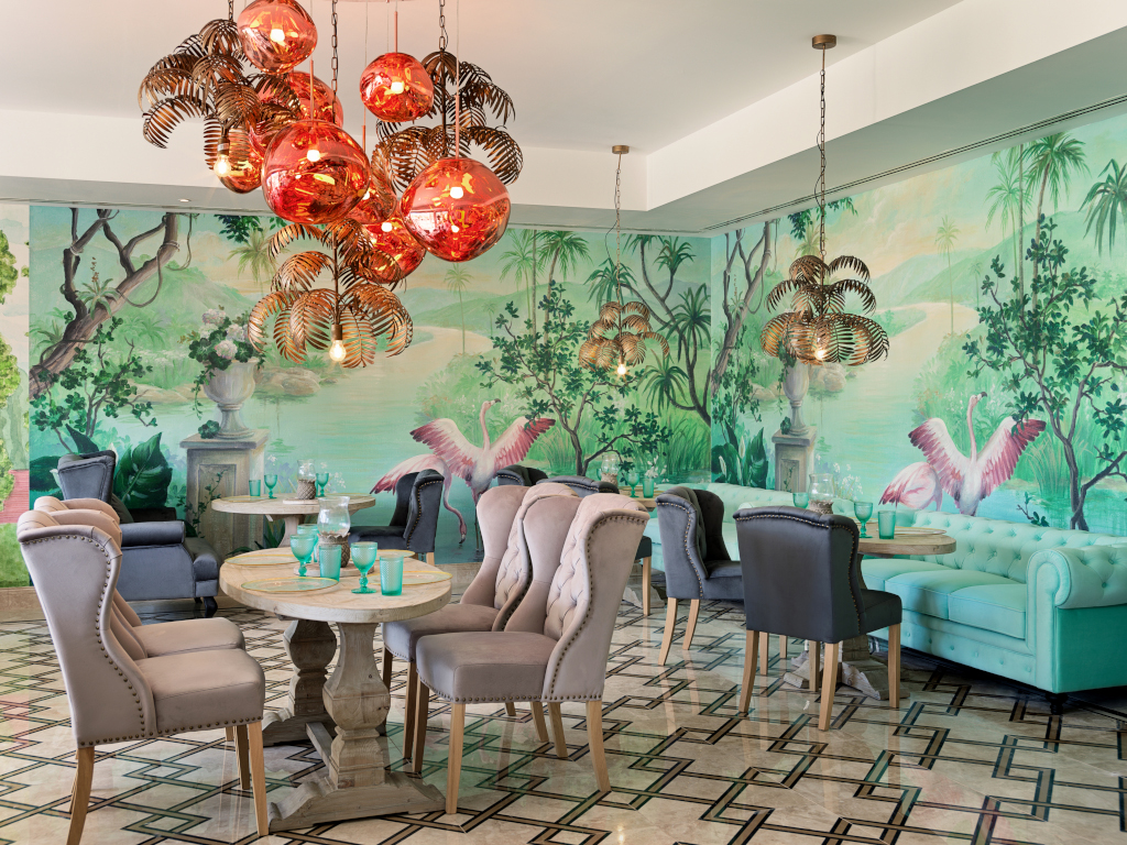 Restaurant in Teneriffa mit bunten Lampen und Wandbild von Flamingos.