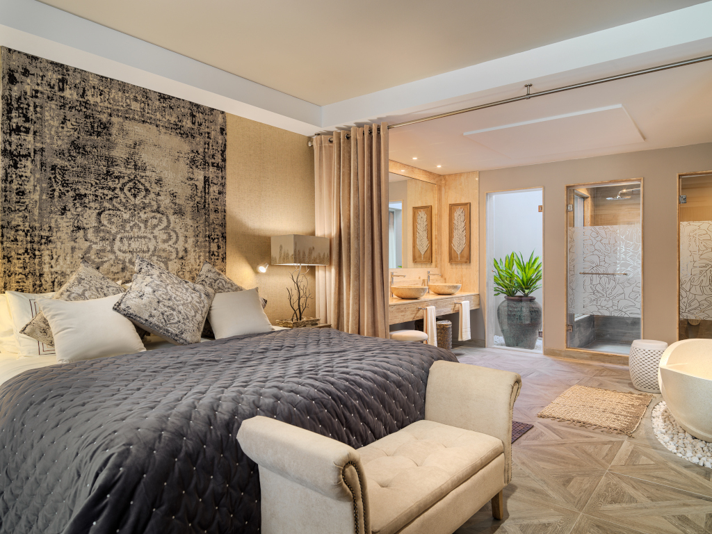 Luxuriöses Hotelzimmer mit Doppelbett und Bad in Tenerife.