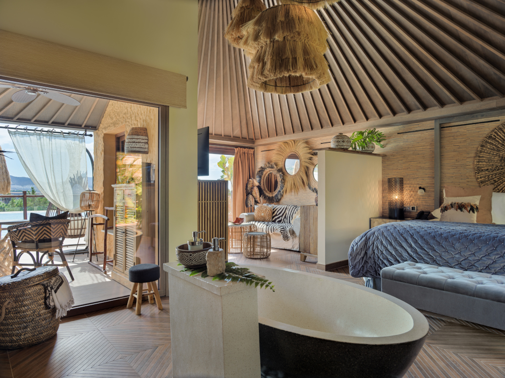 Luxuriöses Hotelzimmer mit Badewanne und Balkonblick in Teneriffa.