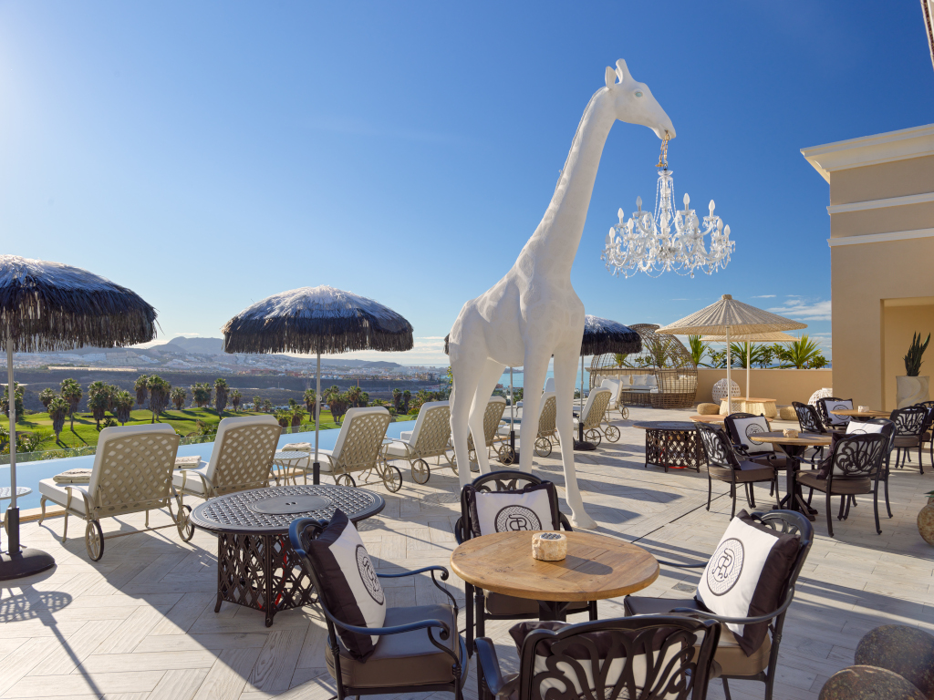 Giraffe-Skulptur auf Terrasse mit Blick auf Golfplatz bei Adeje, Teneriffa.