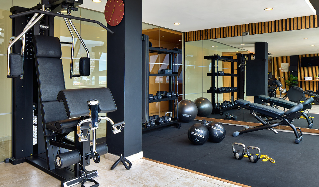 Fitnessraum mit Geräten und Gewichten in einem Hotel in Adeje, Teneriffa.