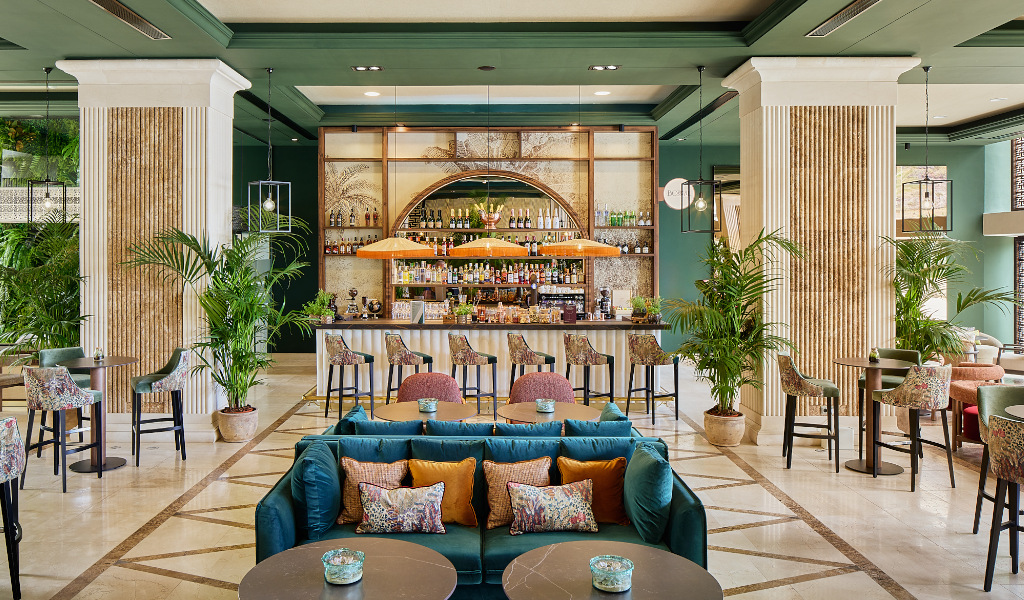 Moderner Lounge mit Bar und Pflanzen in Santa Cruz de Tenerife.