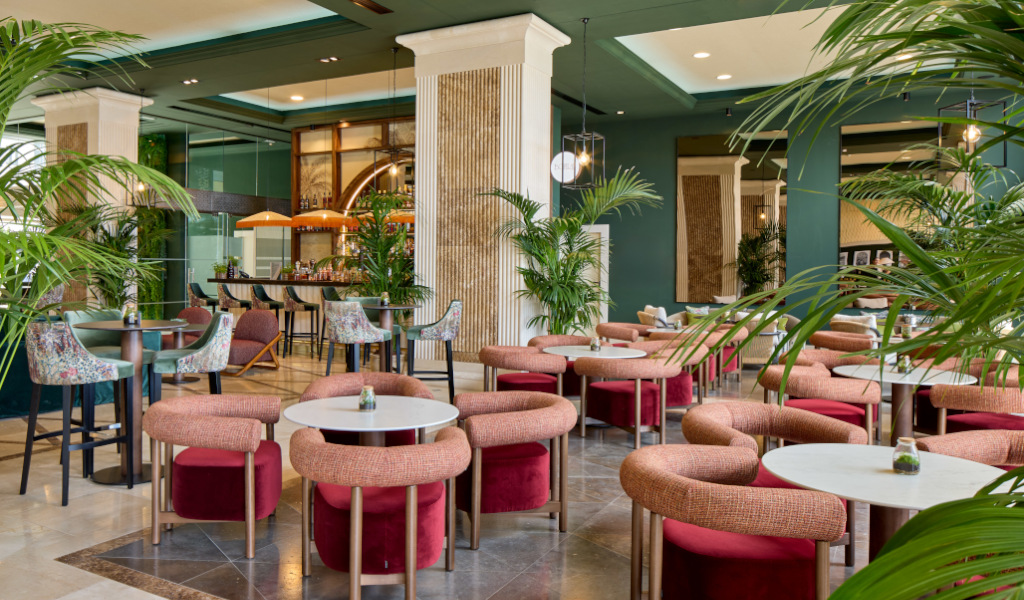 Moderne Hotelbar mit Pflanzen und Sitzgelegenheiten in Santa Cruz de Tenerife.