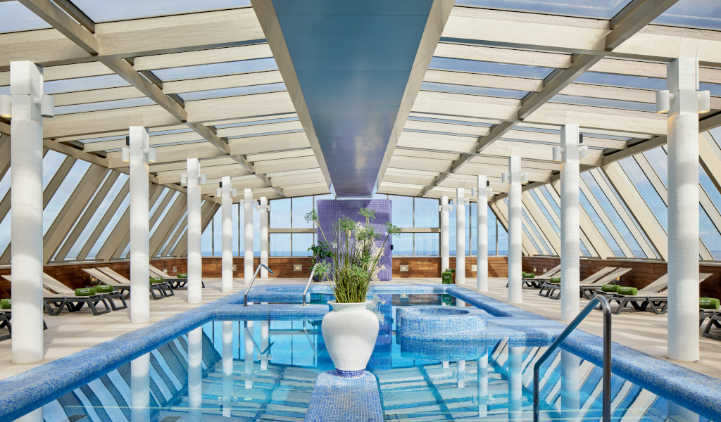Hallenbad auf Dachterrasse mit Liegen in Tenerife.
