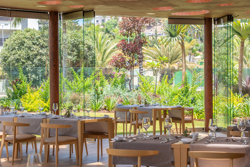 Restaurant mit Glaswänden und Gartenblick in Puerto de la Cruz, Teneriffa.