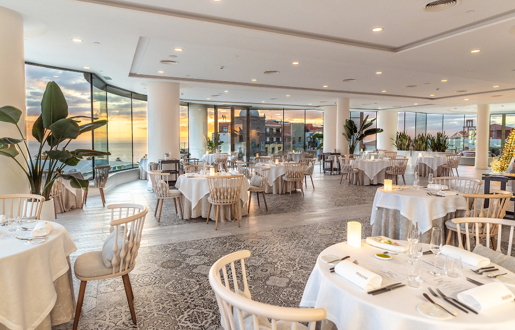 Offenes Restaurant in Santa Cruz de Tenerife mit Meerblick bei Sonnenuntergang.