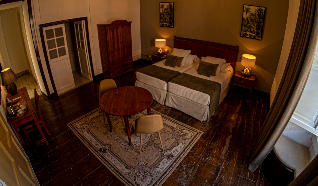 Gemütliches Doppelzimmer mit Holzmöbeln in einem Hotel in Puerto de la Cruz, Tenerife.