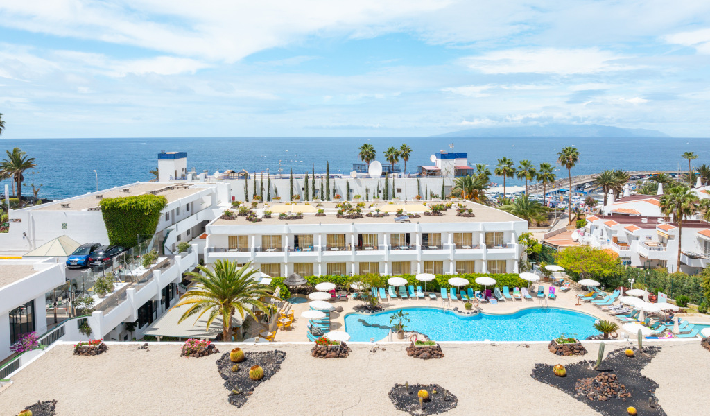 Hotel mit Pool am Meer in Puerto de la Cruz, Teneriffa.