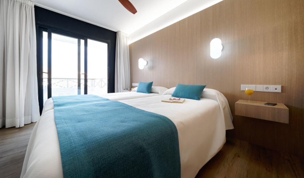 Zwei Einzelbetten im Hotelzimmer Teneriffa mit Fensterblick.
