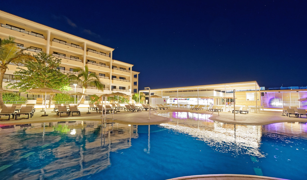 Nachtaufnahme des beleuchteten Hotelpools in Costa Adeje, Teneriffa.