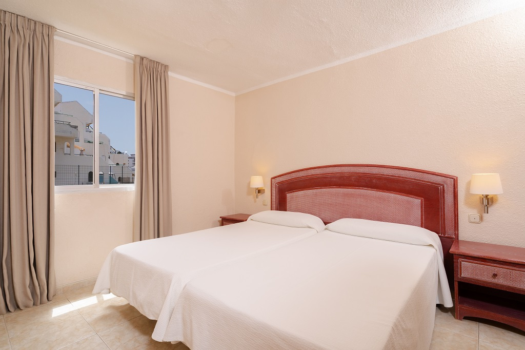 Zwei zusammengestellte Betten in einem Hotelzimmer in Los Cristianos, Teneriffa.