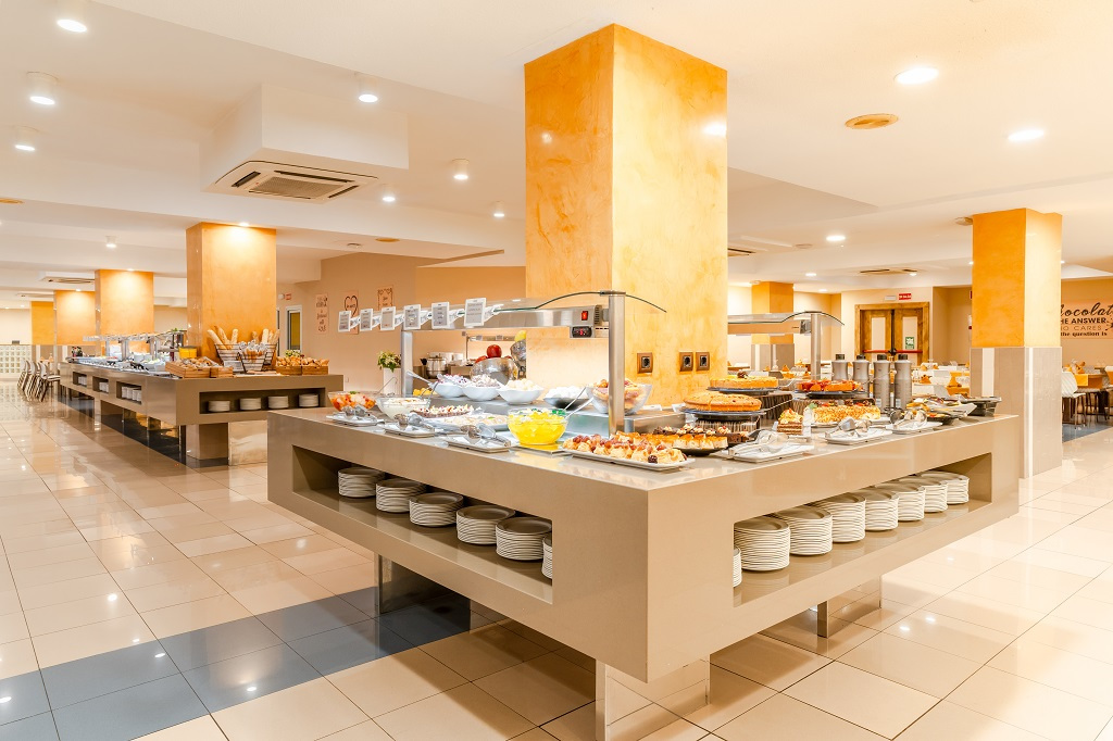 Restaurant-Buffet mit verschiedenen Speisen in einem Hotel auf Teneriffa.
