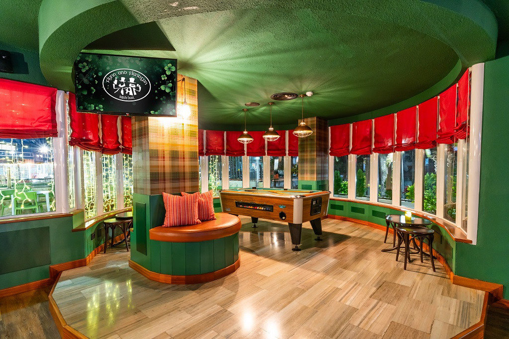 Gemütliche Bar mit Billardtisch in Santa Cruz de Tenerife.