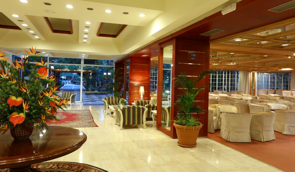 Lobby eines Hotels mit Sitzgelegenheiten und Pflanzen in Puerto de la Cruz, Teneriffa.