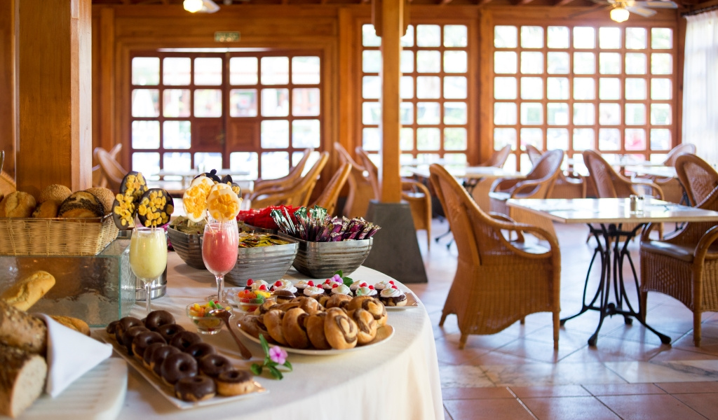 Tisch mit Kuchen und Getränken in einem Restaurant in Puerto de la Cruz, Teneriffa.