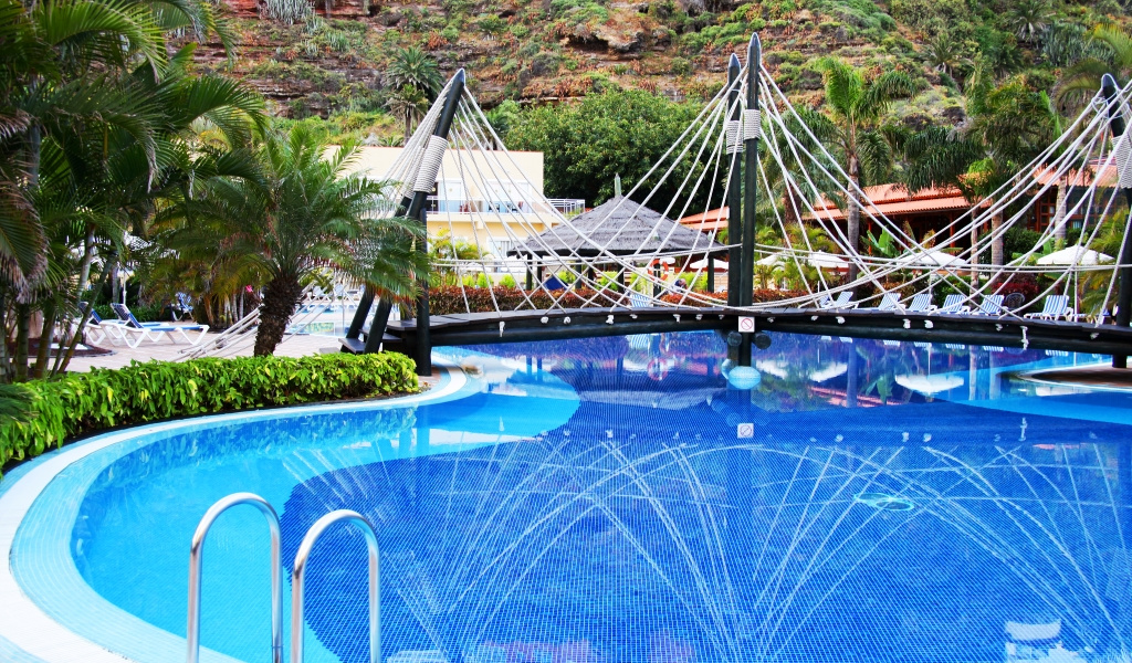 Swimmingpool mit Hängebrücke und Gebäuden in Garachico, Teneriffa.