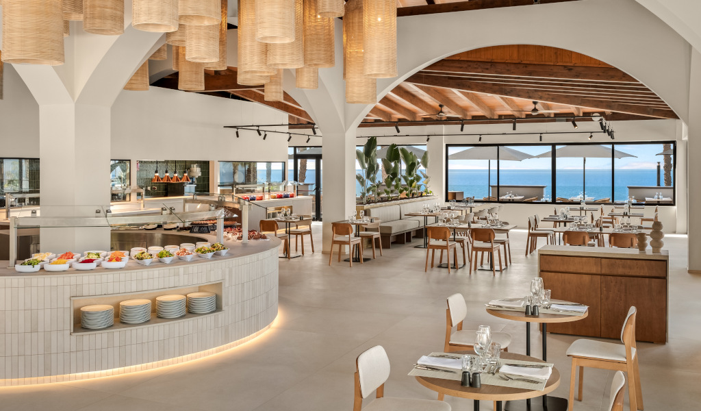 Restaurant mit Buffet und Meerblick in einem Gebäude in Teneriffa.