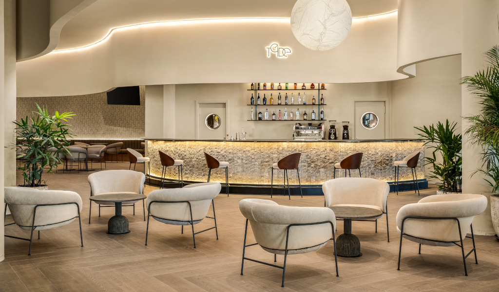 Barbereich mit Theke, Stühlen und Pflanzen in einem Hotel auf Teneriffa.