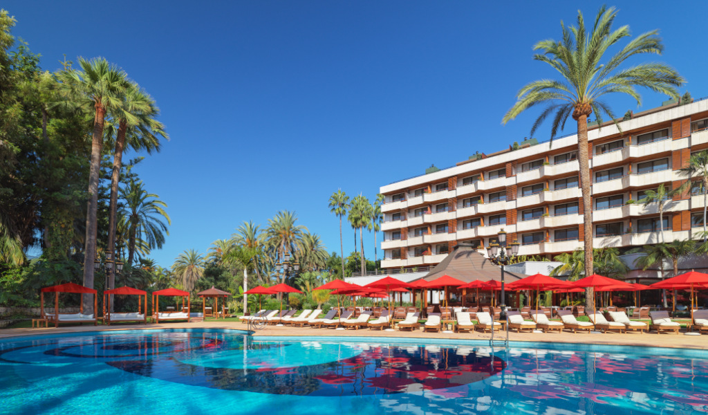 Außenansicht eines Hotels mit Pool und Palmen in Puerto de la Cruz, Teneriffa.
