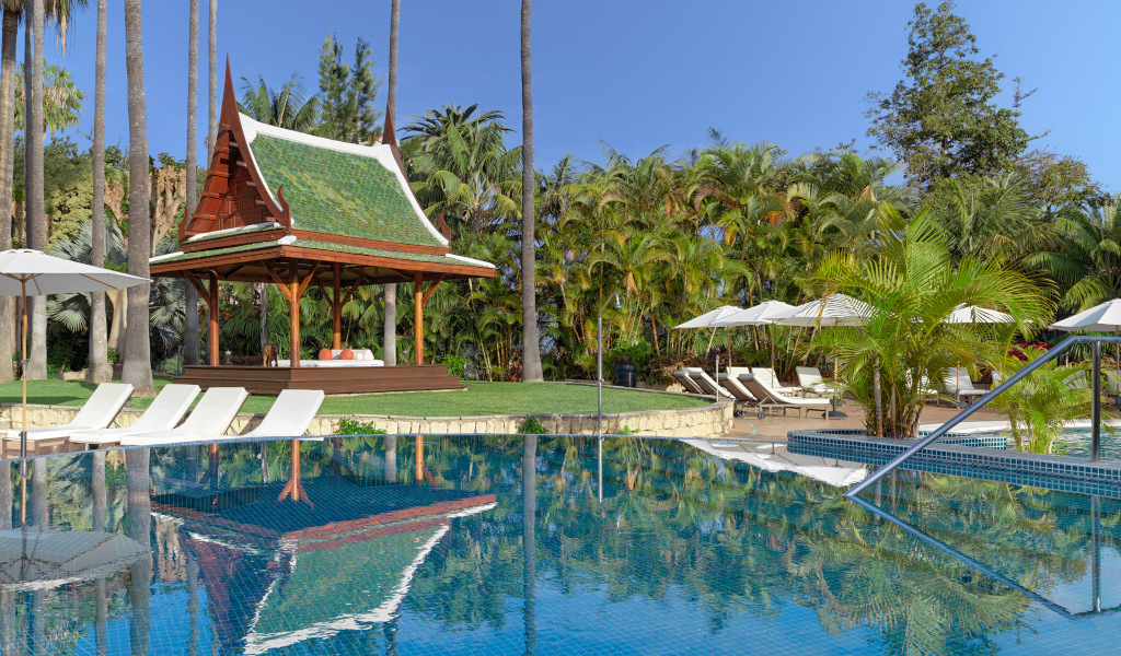 Thai-Pavillon und Pool mit Palmen in Puerto de la Cruz, Teneriffa.