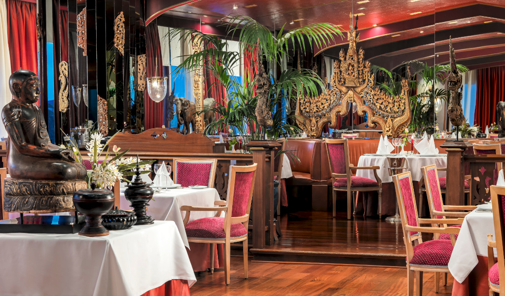 Elegantes Restaurant-Interieur mit Holzelementen und Pflanzen in Adeje, Tenerife.