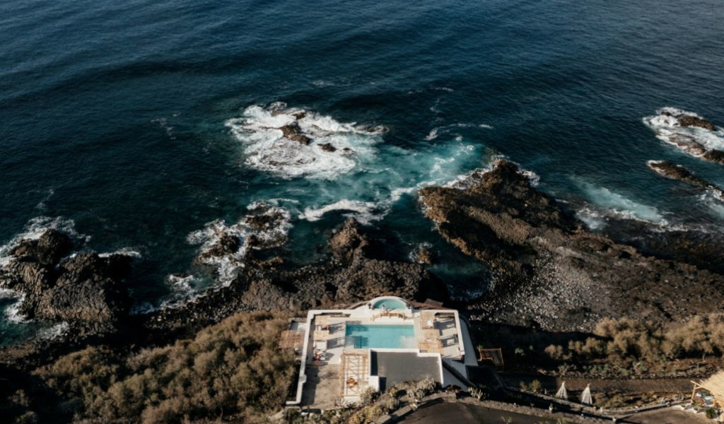 Luxusvilla mit Pool überblickt das Meer bei Garachico, Teneriffa.